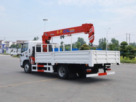 東風(fēng)多利卡D7單排隨車吊，上裝長(zhǎng)興5噸直臂式吊機(jī)
