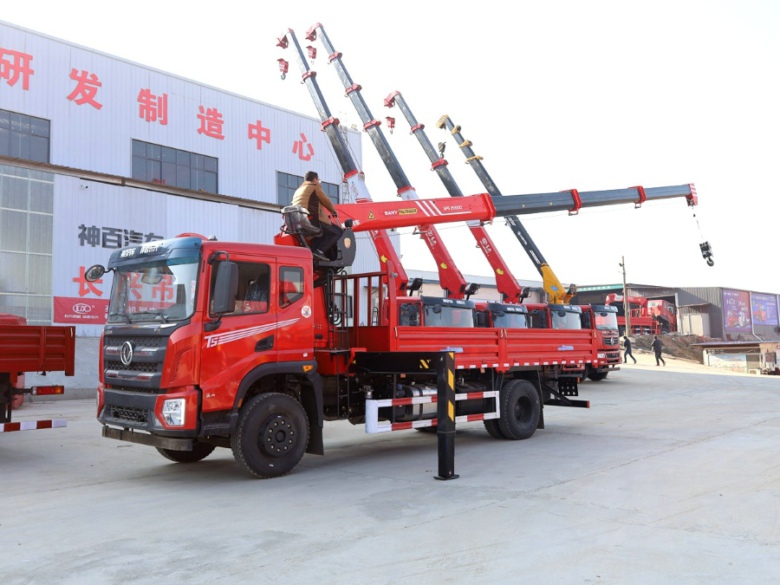 國(guó)六東風(fēng)華神T5排半隨車吊，上裝三一8噸直臂式吊機(jī)