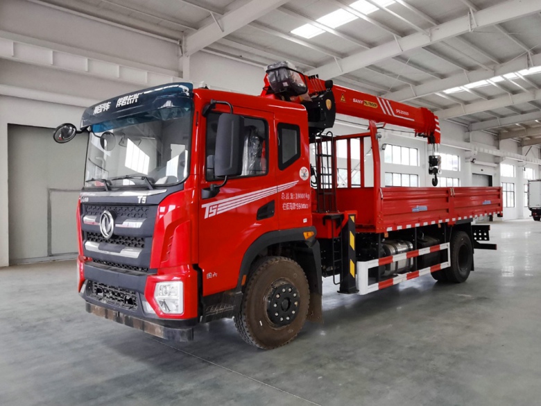 國(guó)六東風(fēng)華神T5排半隨車吊，上裝三一8噸直臂式吊機(jī)