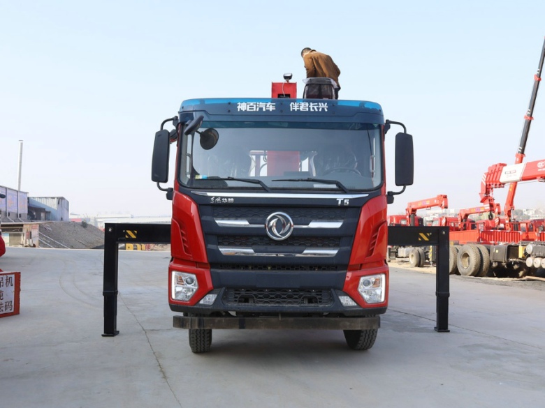 國(guó)六東風(fēng)華神T5排半隨車吊，上裝三一8噸直臂式吊機(jī)