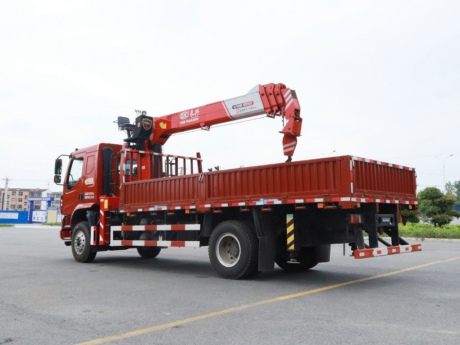 國(guó)六柳汽乘龍M3單橋隨車吊，上裝長(zhǎng)興8噸4節(jié)直臂吊機(jī)