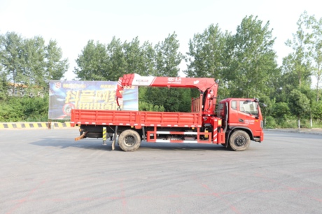 東風(fēng)華神D∨3單橋隨車吊，上裝長興8噸4節(jié)直臂吊機(jī)