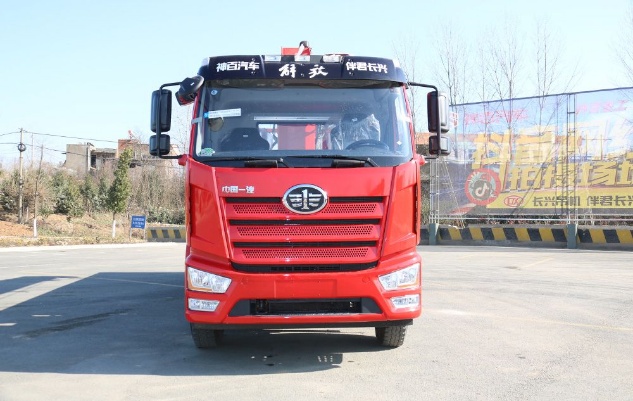 國六解放J6單橋220隨車吊上裝三一8噸4節(jié)臂吊機