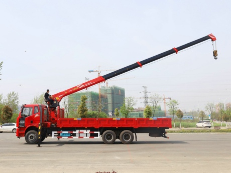 國六解放J6后八輪隨車吊上裝三一12噸4節(jié)臂吊機(jī)