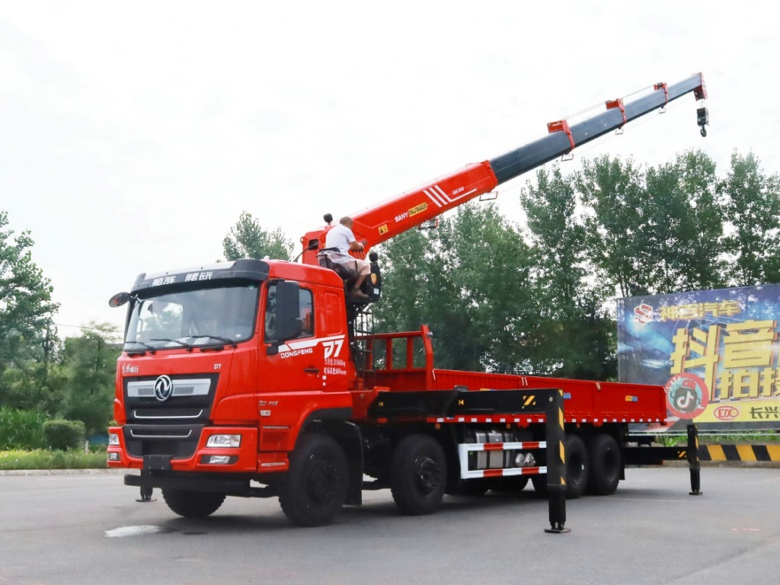 國(guó)六東風(fēng)暢行D7前四后八隨車吊，上裝三一14噸5節(jié)直臂式吊機(jī)