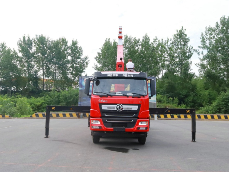 國(guó)六東風(fēng)暢行D7前四后八隨車吊，上裝三一14噸5節(jié)直臂式吊機(jī)