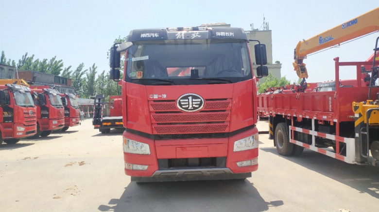 國六解放J6P隨車吊牽引車上裝長興25噸折臂吊機