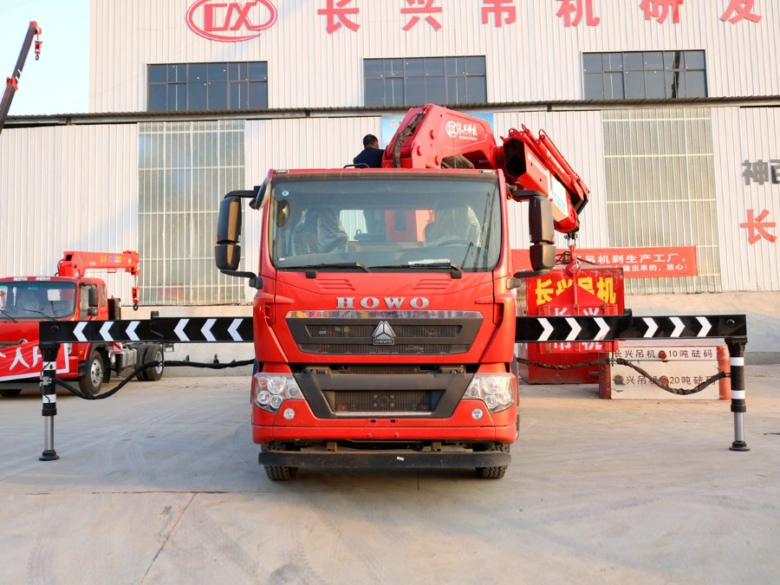 國六重汽豪沃前四后八隨車吊，上裝長興25噸折臂式吊機(jī)