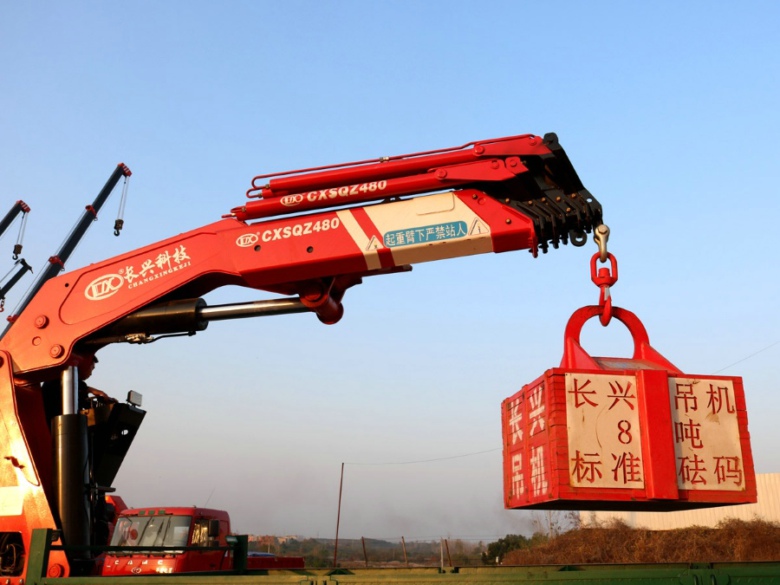 國六重汽豪沃前四后八隨車吊，上裝長興25噸折臂式吊機(jī)