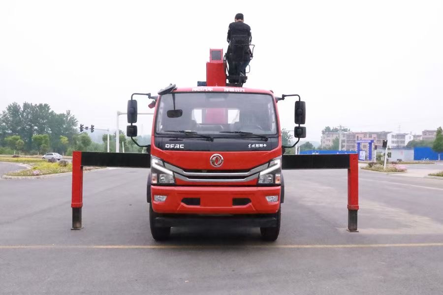 東風(fēng)多利卡D8單橋上裝長興8噸4節(jié)臂吊機