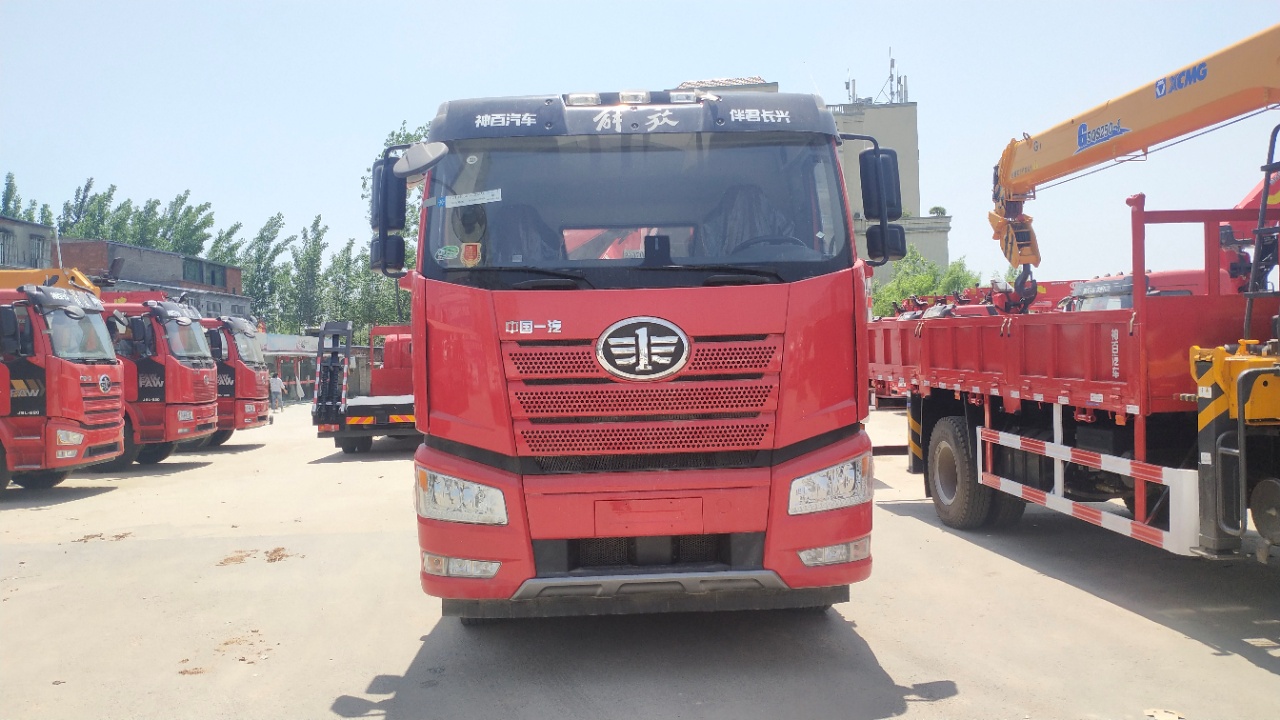 國六解放J6P隨車吊牽引車