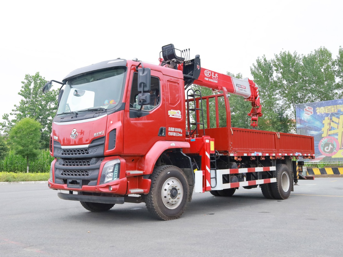 柳汽乘龍M3單橋，上裝長(zhǎng)興8噸直臂吊機(jī)