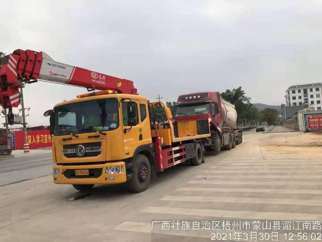 清障東風多利卡D9排半，上裝長興8噸直臂式吊機（清障帶吊）