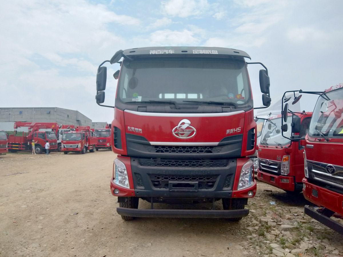 東風(fēng)柳汽乘龍前四后八后置式上裝三一7.7噸折臂式吊機