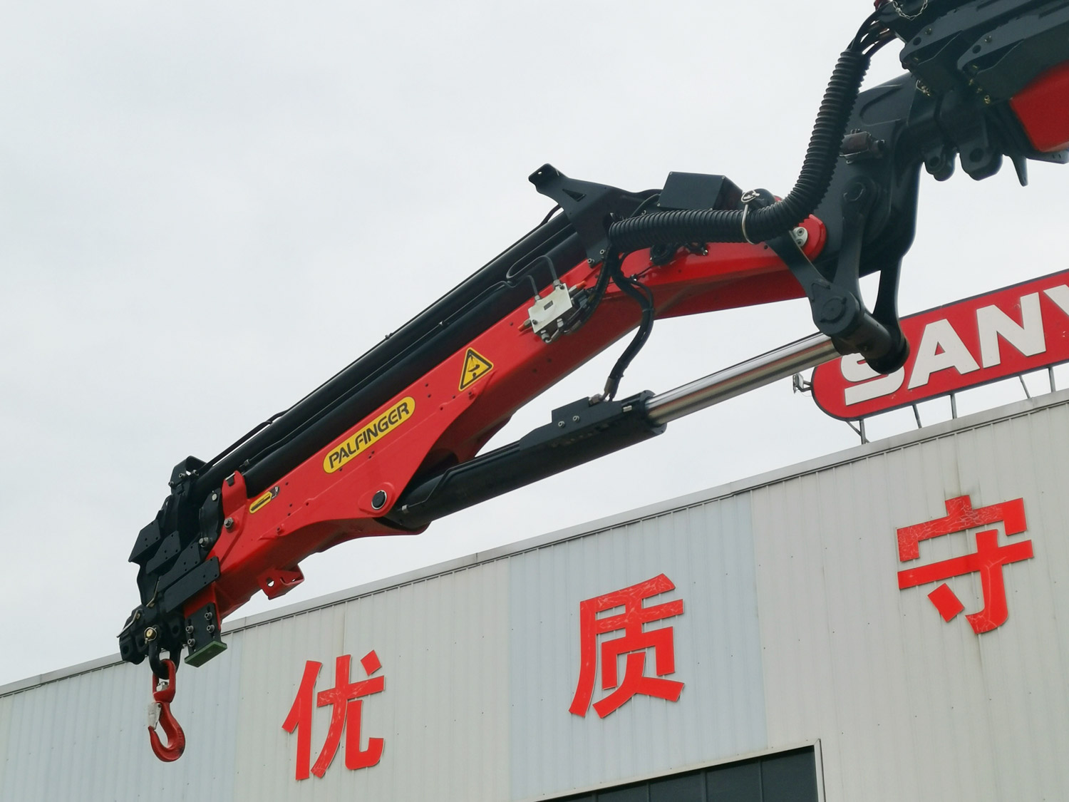 陜汽德龍H3000前四后八上裝三一30噸折臂式吊機(jī)（帶飛臂，帶爬梯）