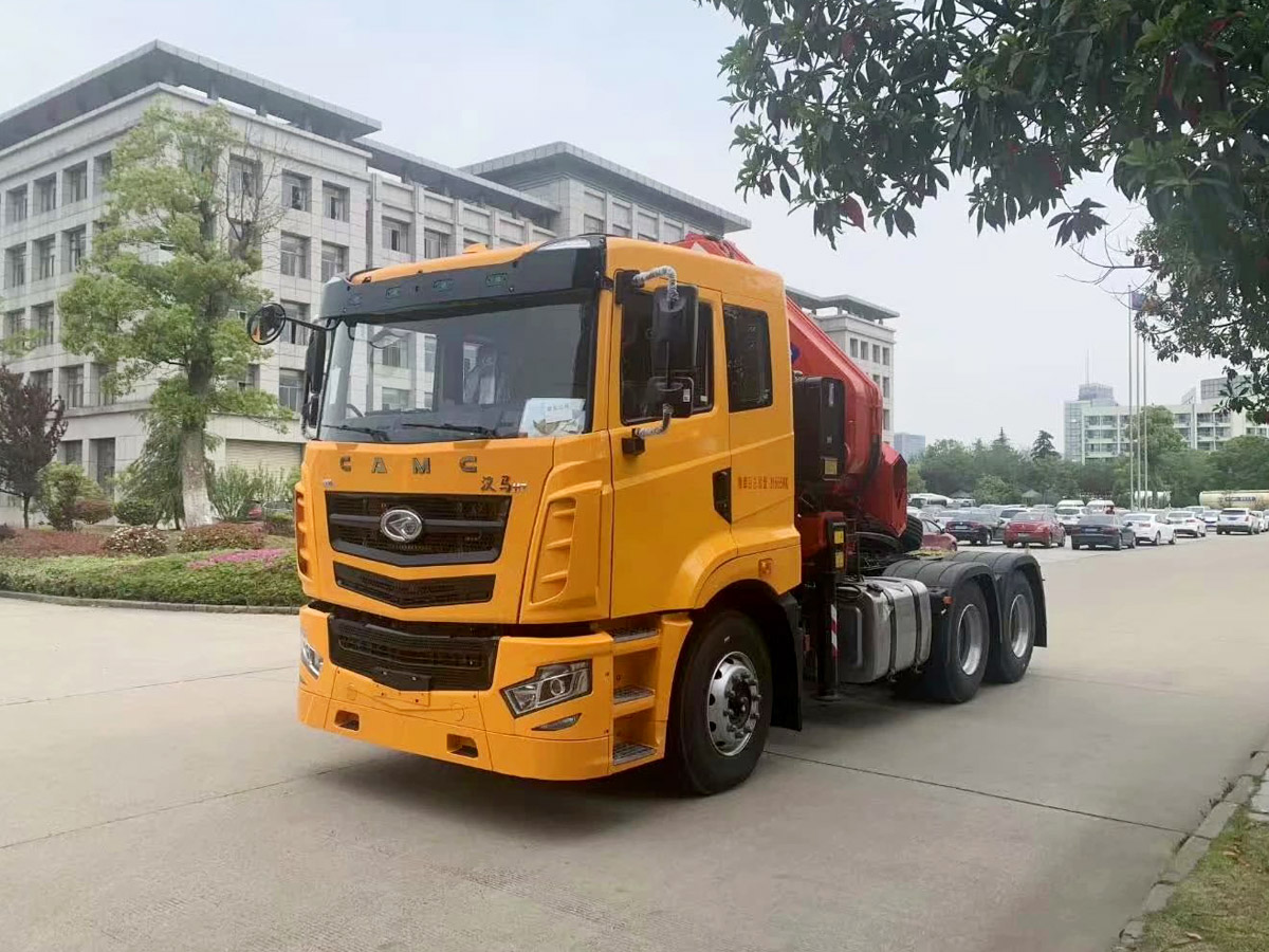 國(guó)六華菱重卡漢馬390馬力前四后八上裝華菱25噸折臂式吊機(jī)